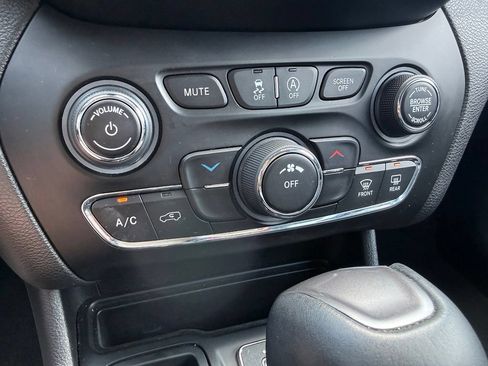 Used 2021 Jeep Cherokee Latitude Lux FWD image 38