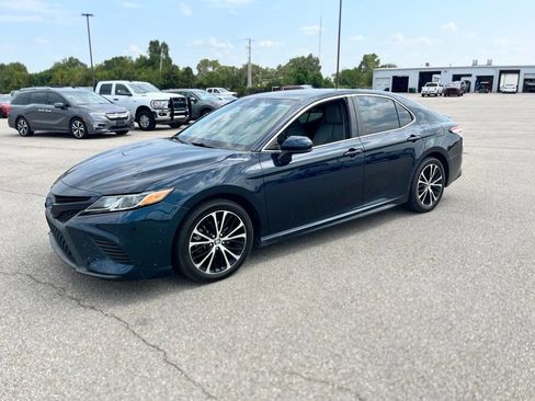 Used 2019 Toyota Camry SE FWD image 3