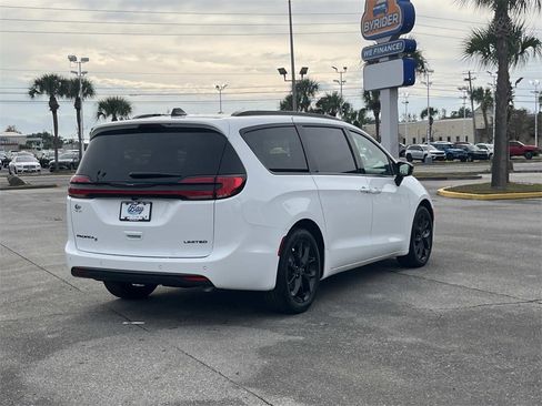 New 2026 Chrysler Pacifica Limited image 5