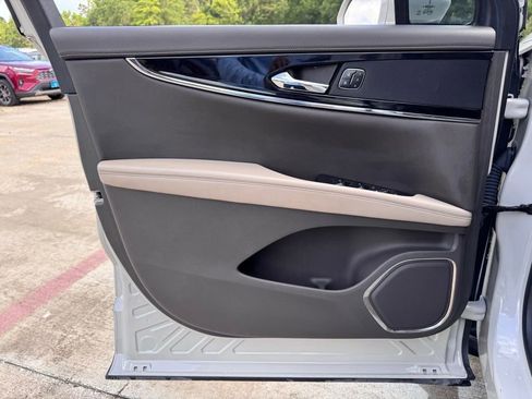 Used 2022 Lincoln Nautilus FWD w/ Premium Package image 24