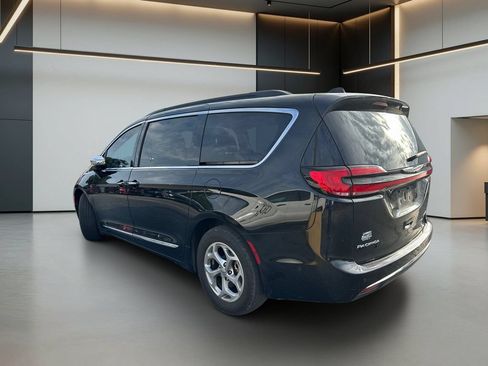 Used 2023 Chrysler Pacifica Limited w/ Uconnect Theater Family Group FWD image 3