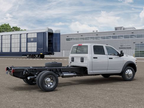 New 2026 RAM 5500 Tradesman AWD/4WD image 32