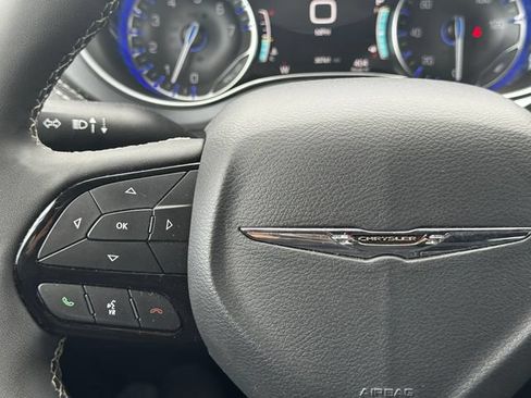 Certified 2025 Chrysler Pacifica Limited FWD image 25
