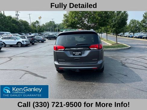 Used 2020 Chrysler Pacifica Limited w/ Tire & Wheel Group FWD image 6
