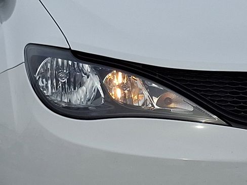 Used 2024 Chrysler Voyager LX image 9