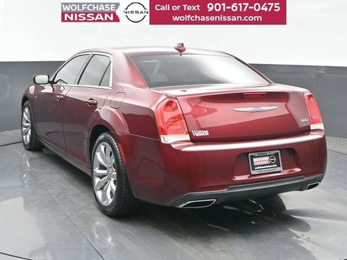 Used 2018 Chrysler 300 Touring w/ Chrome Appearance Package image 4