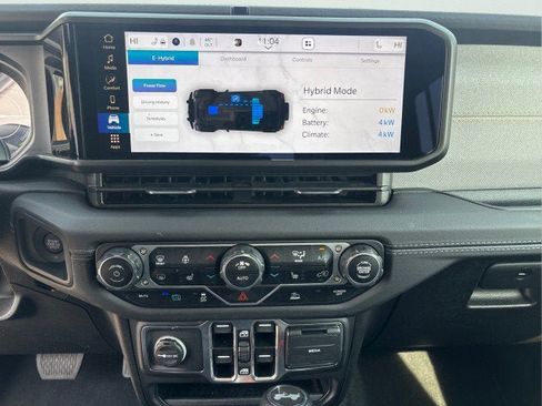 Used 2025 Jeep Wrangler Sahara image 16