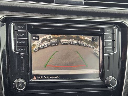 Used 2018 Volkswagen Passat 2.0T SE image 17