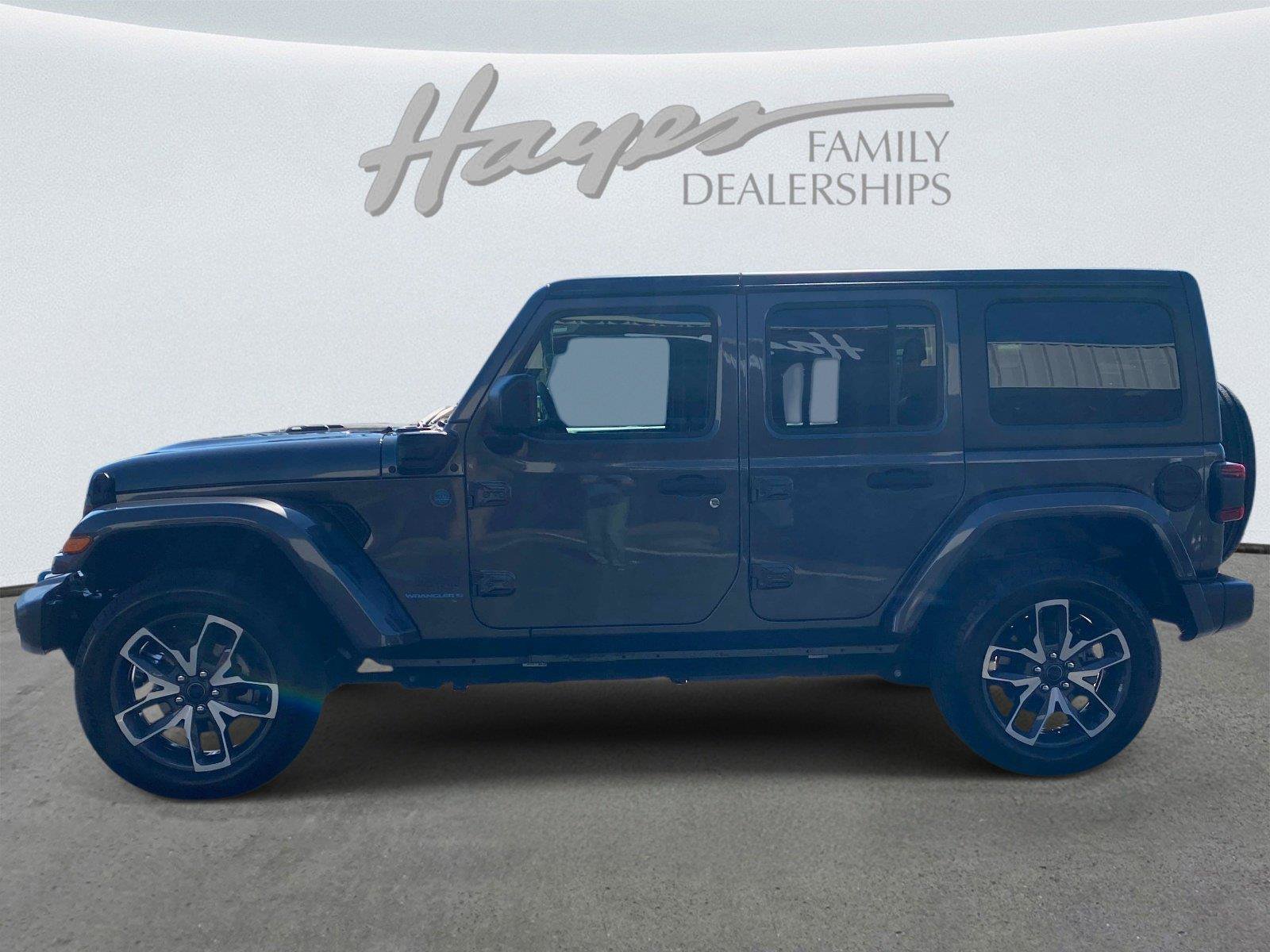 Used 2024 Jeep Wrangler Unlimited w/ Convenience Group AWD/4WD image 8