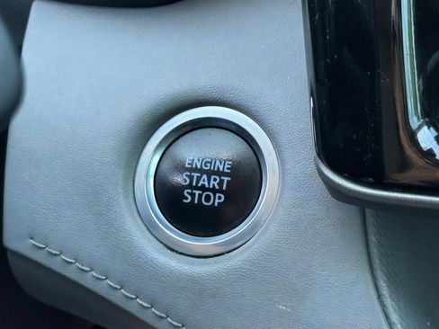 Used 2021 Toyota Highlander XLE AWD/4WD image 24