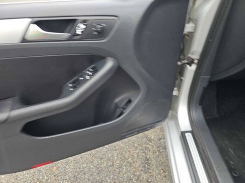 Used 2011 Volkswagen Jetta SEL FWD image 12