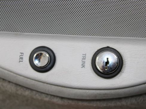 Used 2002 Lincoln Town Car Executive image 30