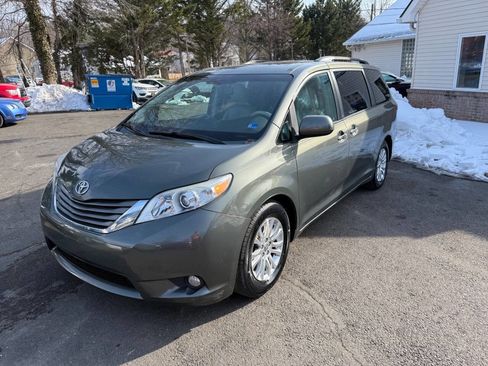Used 2012 Toyota Sienna XLE image 2