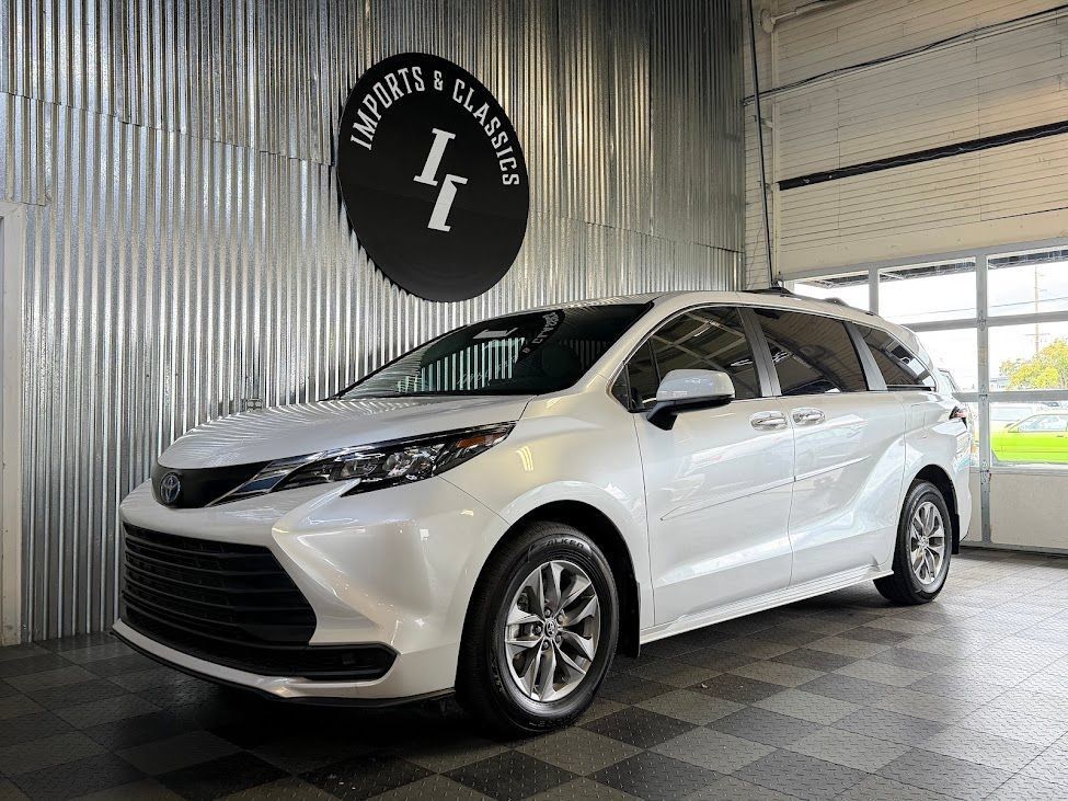 Used 2025 Toyota Sienna XLE FWD image 1