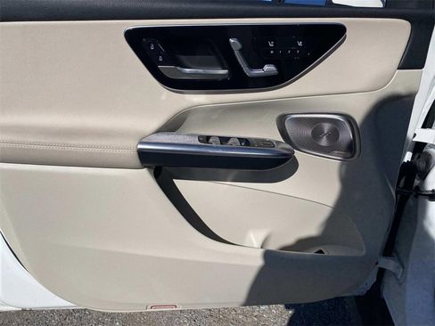 Used 2025 Mercedes-Benz GLC 300 image 12