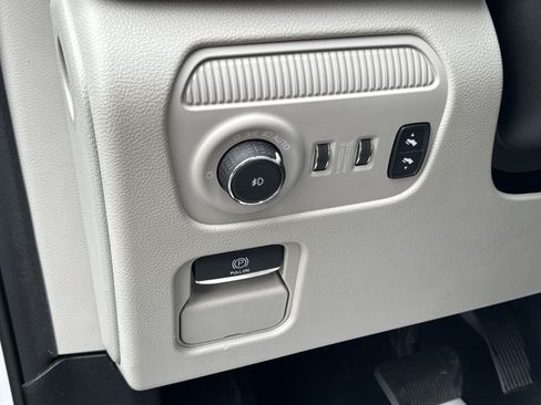Used 2024 Jeep Wagoneer L Series II RWD image 16
