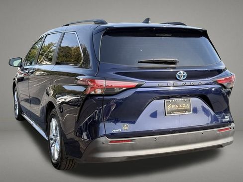 Used 2022 Toyota Sienna XLE image 3