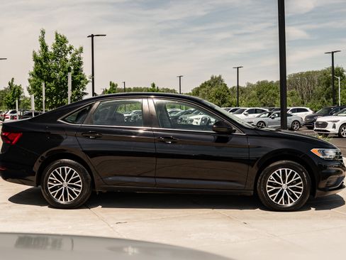 Used 2021 Volkswagen Jetta SE FWD image 2