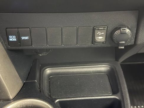 Used 2015 Toyota RAV4 LE image 19