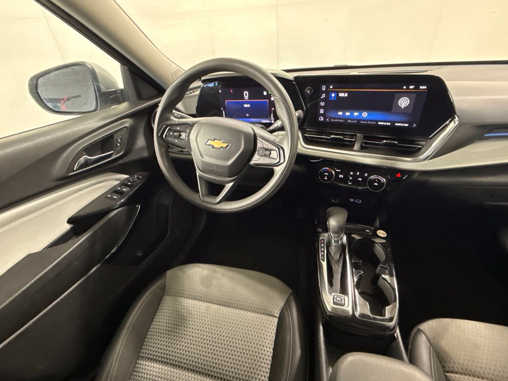 Used 2025 Chevrolet Trax LT FWD image 18