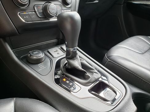 Used 2019 Jeep Cherokee Latitude Plus AWD/4WD image 25