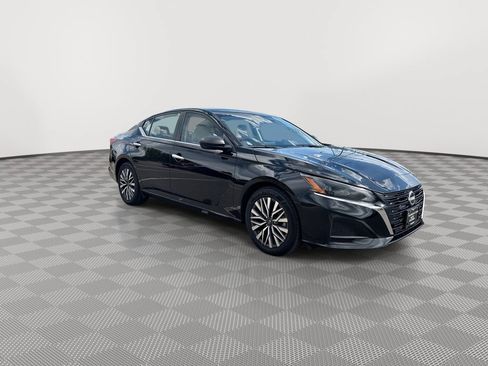 Used 2025 Nissan Altima 2.5 SV FWD image 2