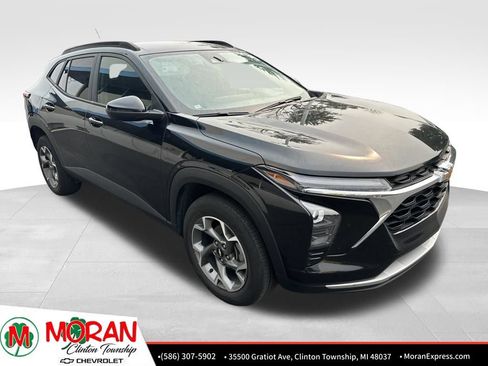 Used 2024 Chevrolet Trax LT w/ Driver Confidence Package FWD image 2