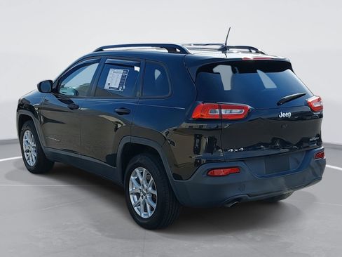 Used 2016 Jeep Cherokee Sport image 7