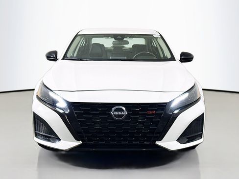 Used 2024 Nissan Altima 2.5 SR FWD image 2