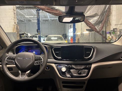Used 2023 Chrysler Pacifica Touring-L image 35
