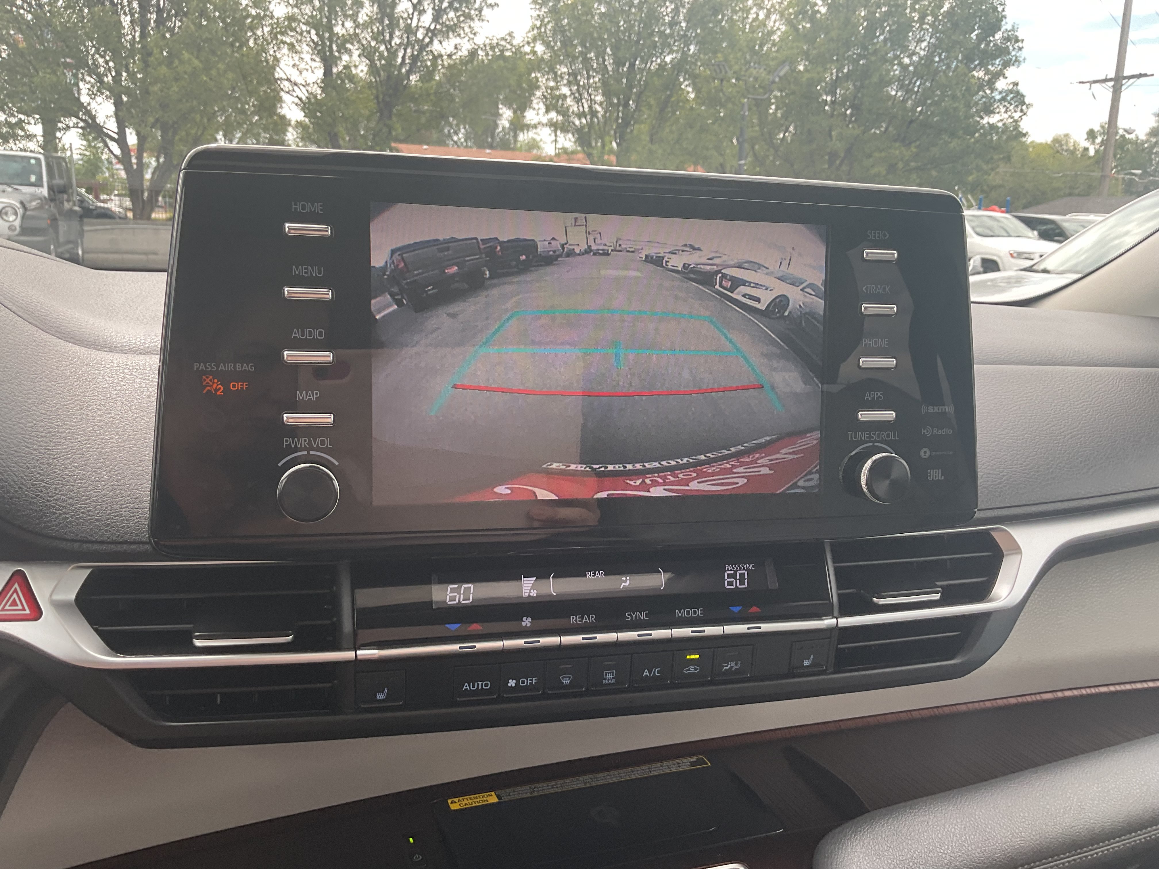 Used 2022 Toyota Sienna XLE w/ XLE Plus Package FWD image 18