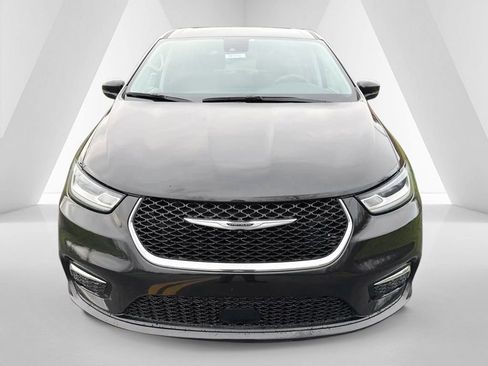 Used 2023 Chrysler Pacifica Touring-L image 2