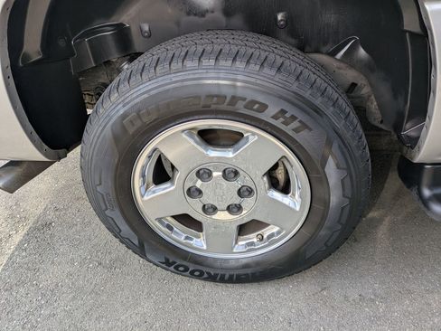 Used 2005 Chevrolet Suburban LS image 5