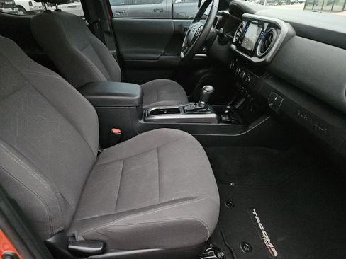 Used 2018 Toyota Tacoma TRD Sport w/ Technology Package RWD image 29