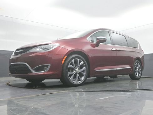 Used 2017 Chrysler Pacifica Limited FWD image 50
