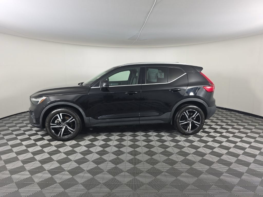 Used 2024 Volvo XC40 B5 Core AWD/4WD image 2