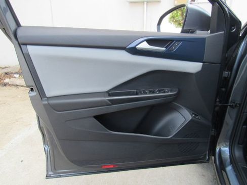 Used 2023 Volkswagen Taos SE image 11