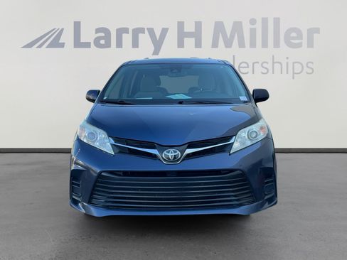 Used 2018 Toyota Sienna LE w/ Carpet Mat Package FWD image 8