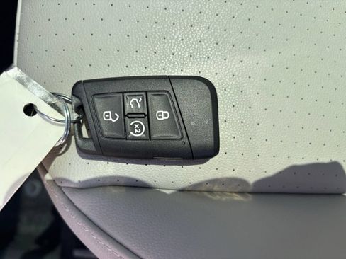 Used 2024 Volkswagen Tiguan SE AWD/4WD image 29