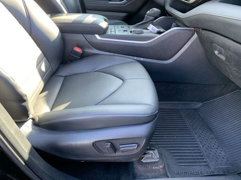 Used 2022 Toyota Highlander XLE image 17