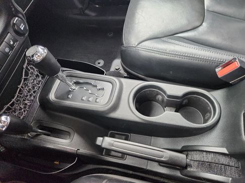 Used 2017 Jeep Wrangler Unlimited Sahara image 34