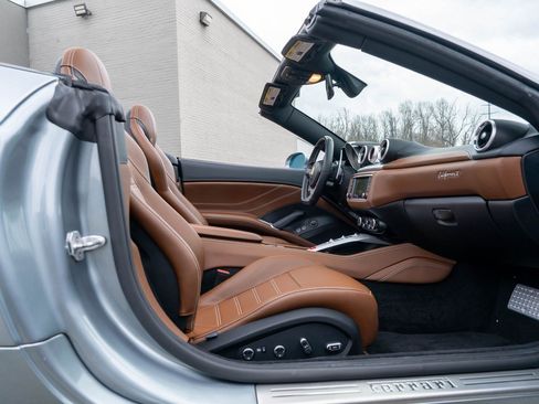 Used 2017 Ferrari California T RWD image 54