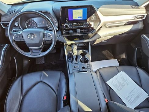 Used 2023 Toyota Highlander XLE image 9
