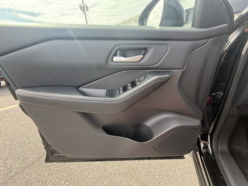 Used 2025 Nissan Rogue SV AWD/4WD image 26