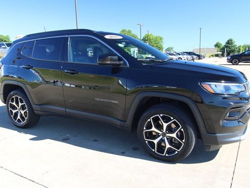 Used 2025 Jeep Compass Limited AWD/4WD image 3