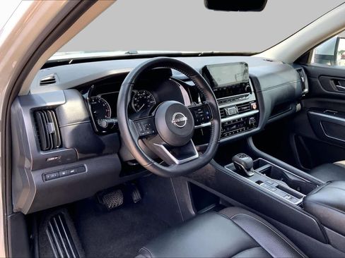 Used 2025 Nissan Pathfinder SL FWD image 17