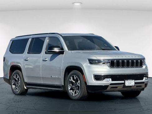 Used 2023 Jeep Wagoneer L Series III w/ Preferred Equipment Group image 5