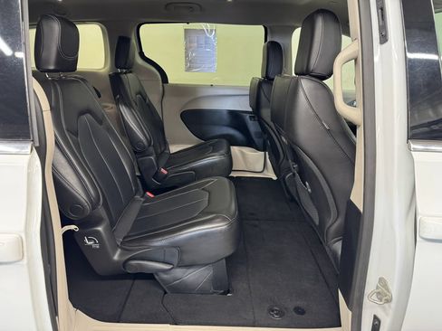 Used 2023 Chrysler Pacifica Touring-L FWD image 28