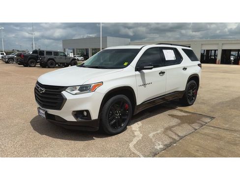 Used 2021 Chevrolet Traverse Premier w/ Redline Edition FWD image 4
