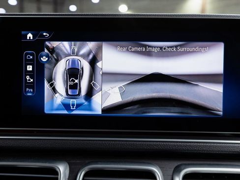 Certified 2025 Mercedes-Benz GLE 450e 4MATIC w/ AMG Line Interior image 17